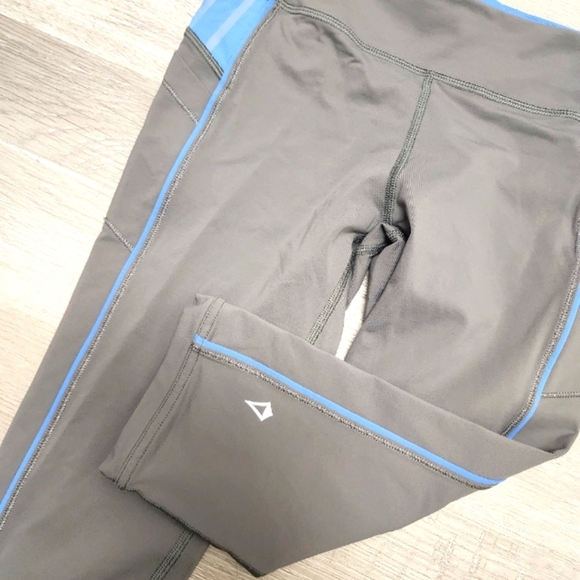 IVIVVA LULEMON SZ 12  ATHLEISURE CAPRI - Picture 1 of 4